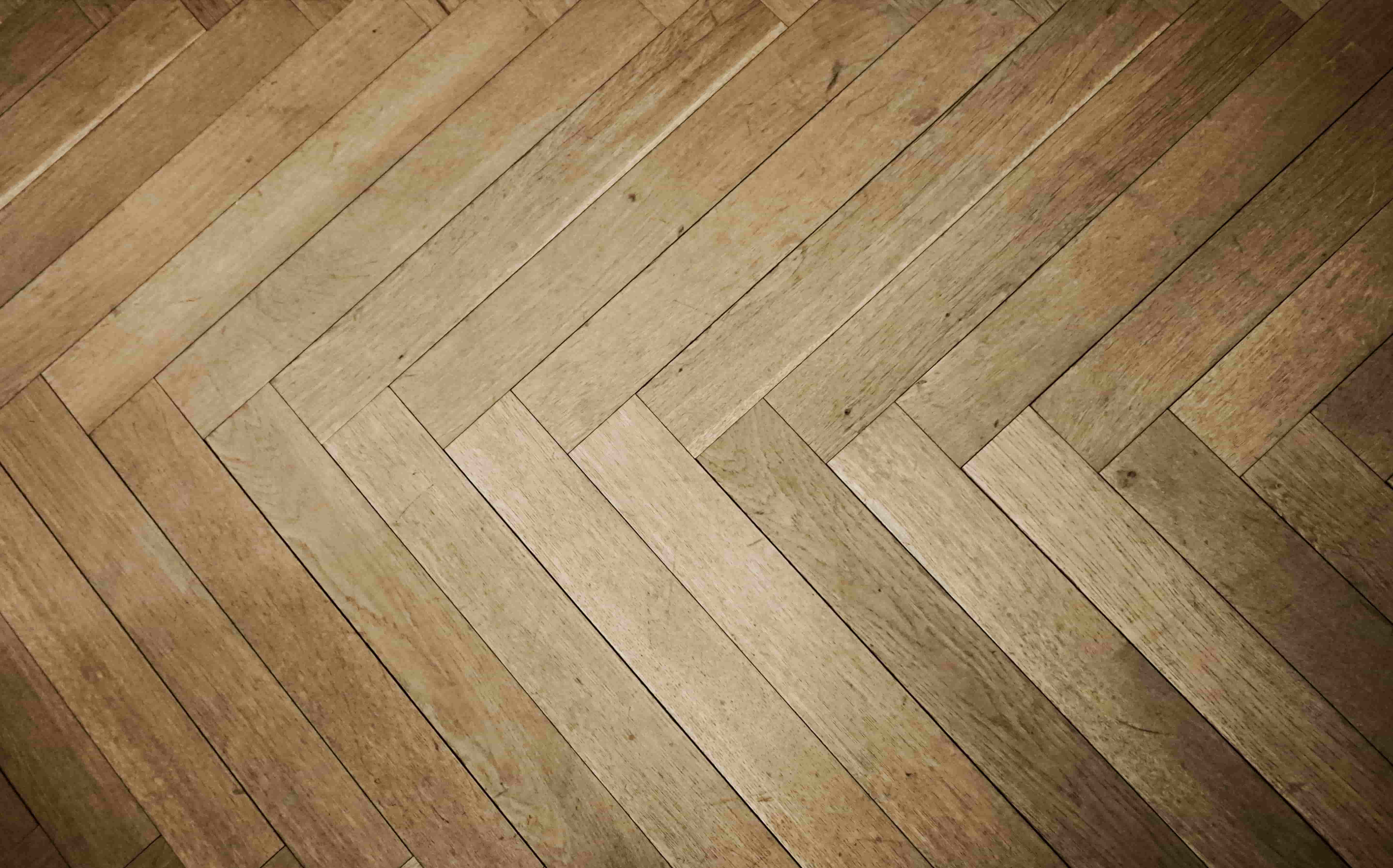 Restaurer un parquet massif en 3 étapes